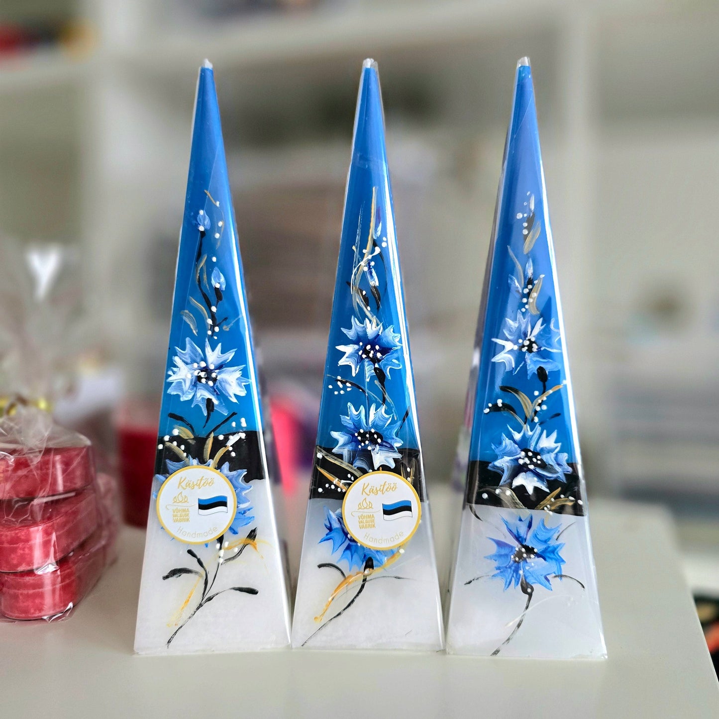 Villem Rahvuslike mustritega maalitud püramiid Võhma Valgusevabrik