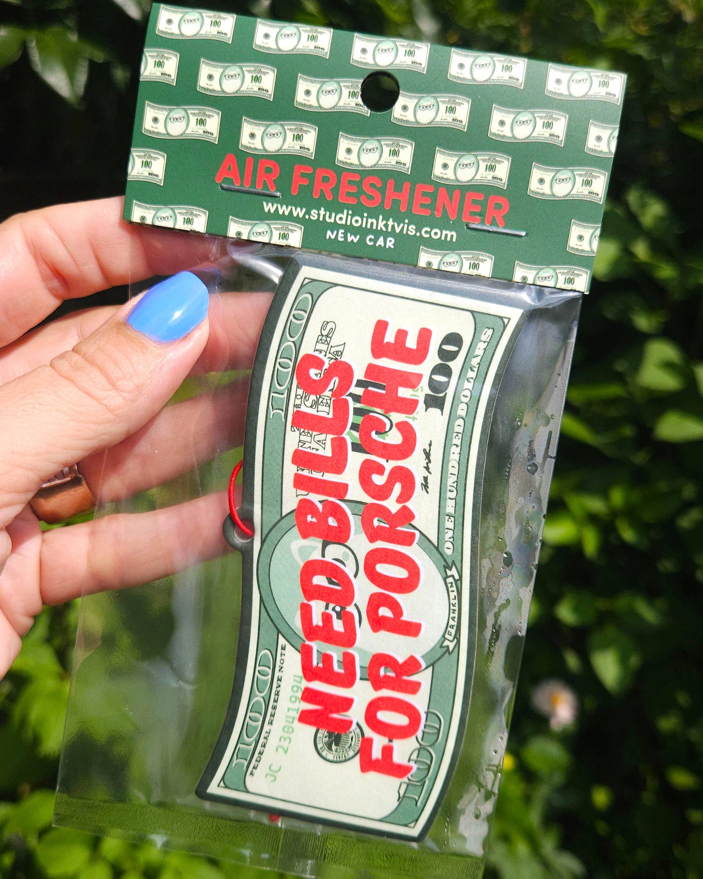 Villem Dollar Bill õhuvärskendaja – “I Need Bills for Porsche” uue auto lõhn Studio Inktvis