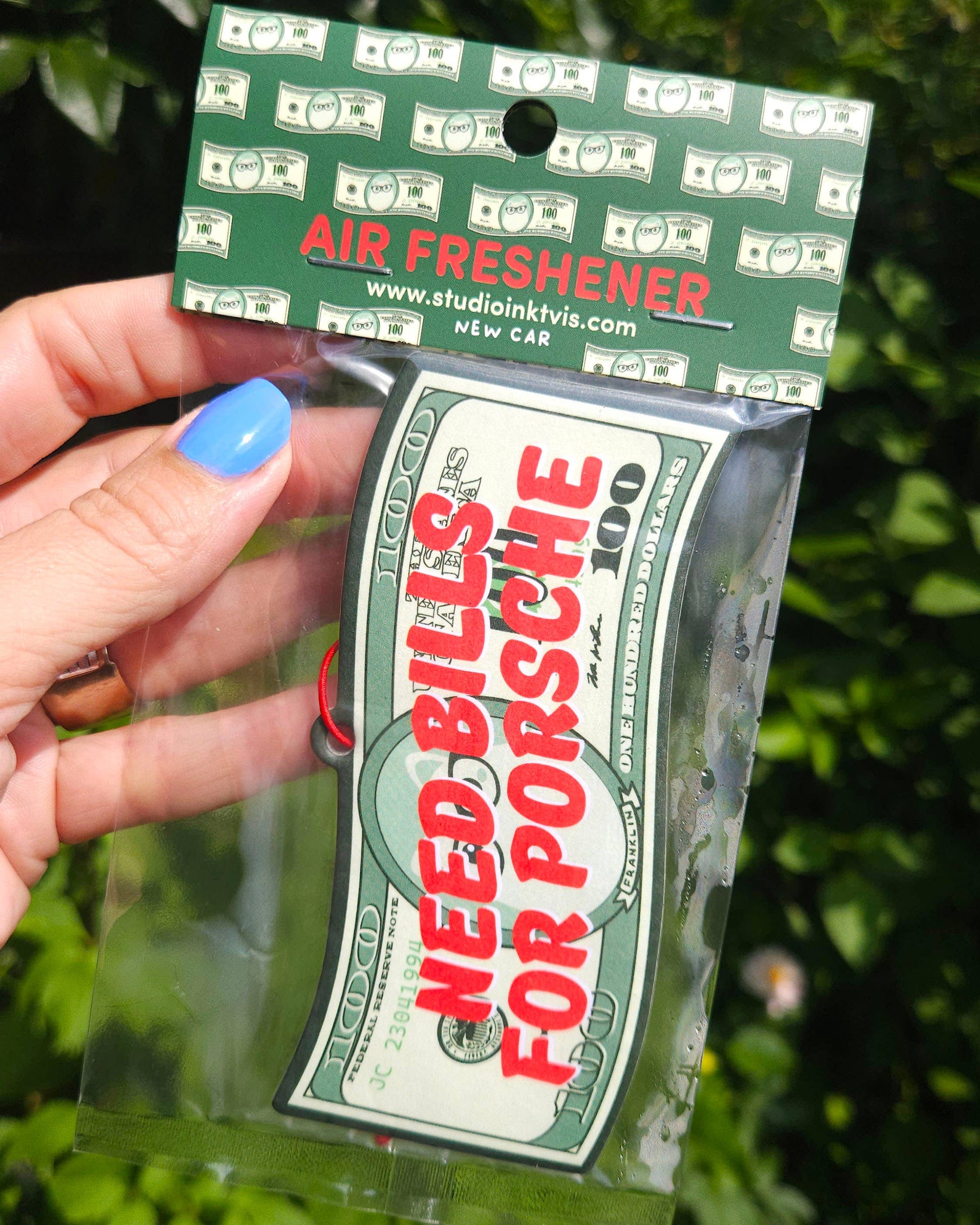 Villem Dollar Bill õhuvärskendaja – “I Need Bills for Porsche” uue auto lõhn Studio Inktvis