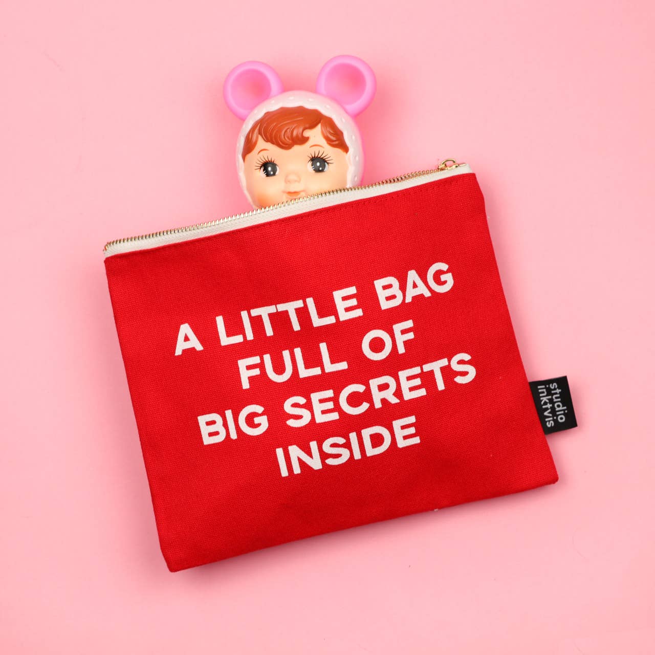 Villem Kosmeetikakott – “A Little Bag Full of Big Secrets Inside” (Punane) Studio Inktvis