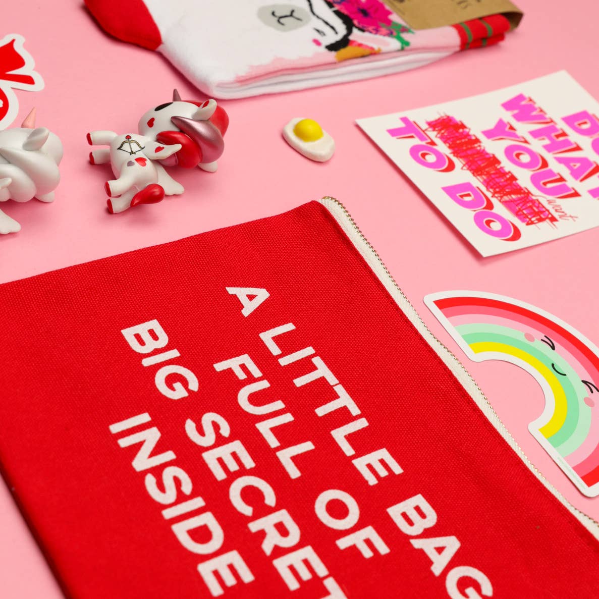 Villem Kosmeetikakott – “A Little Bag Full of Big Secrets Inside” (Punane) Studio Inktvis