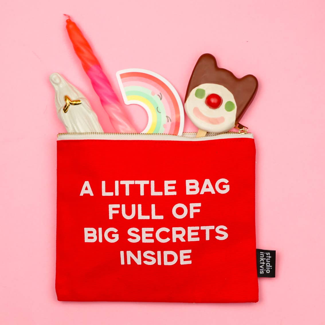 Villem Kosmeetikakott – “A Little Bag Full of Big Secrets Inside” (Punane) Studio Inktvis