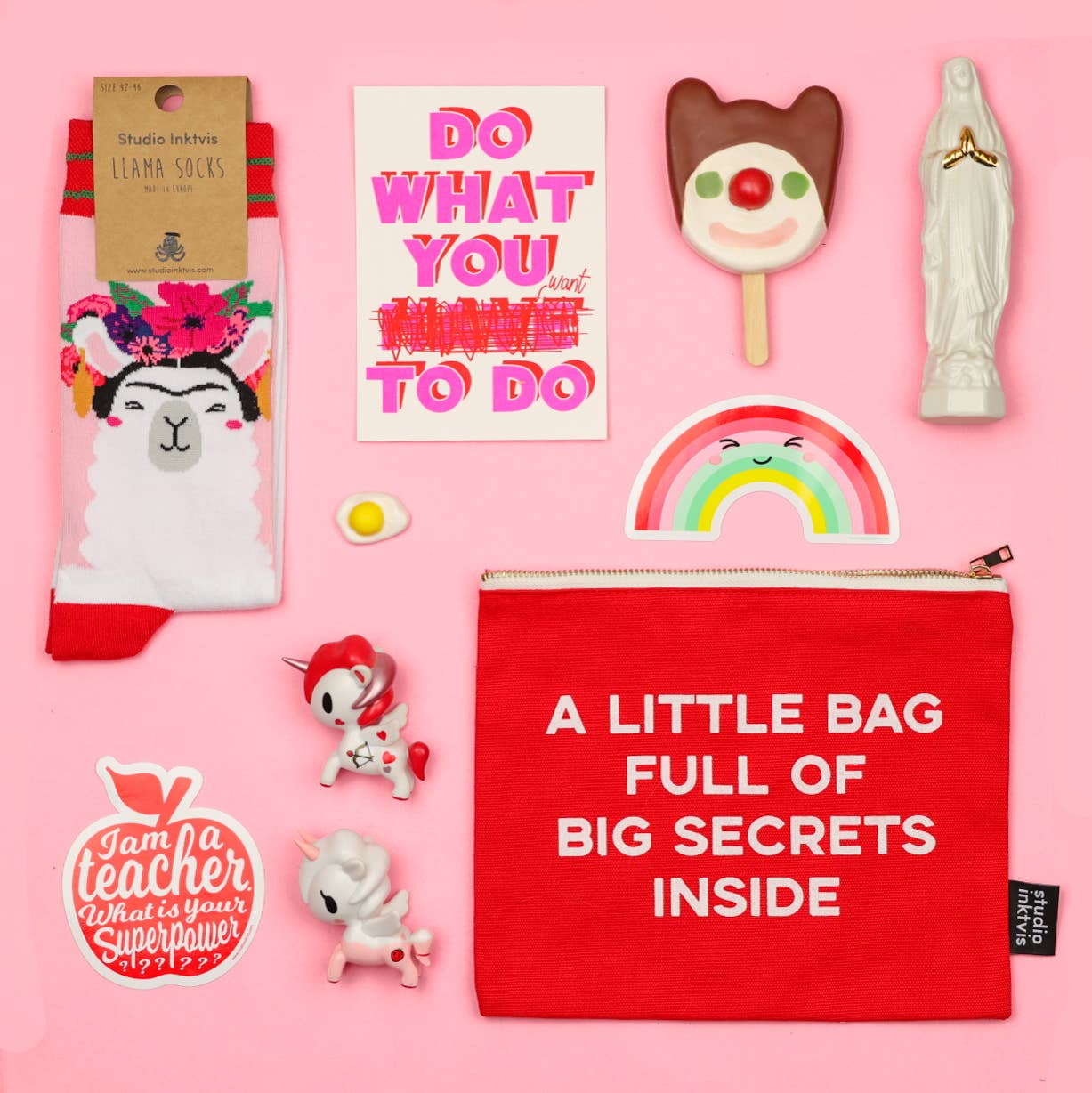Villem Kosmeetikakott – “A Little Bag Full of Big Secrets Inside” (Punane) Studio Inktvis