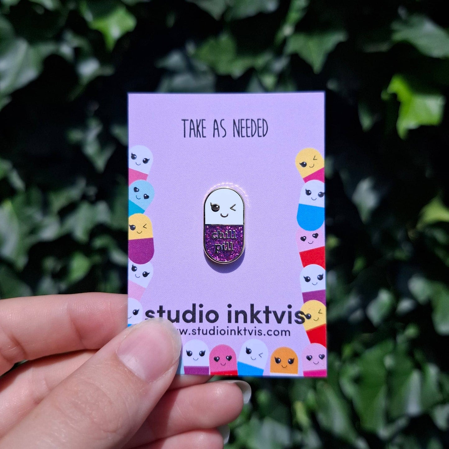 Villem Pin up  märk Chill pill lilla glitter Studio Inktvis