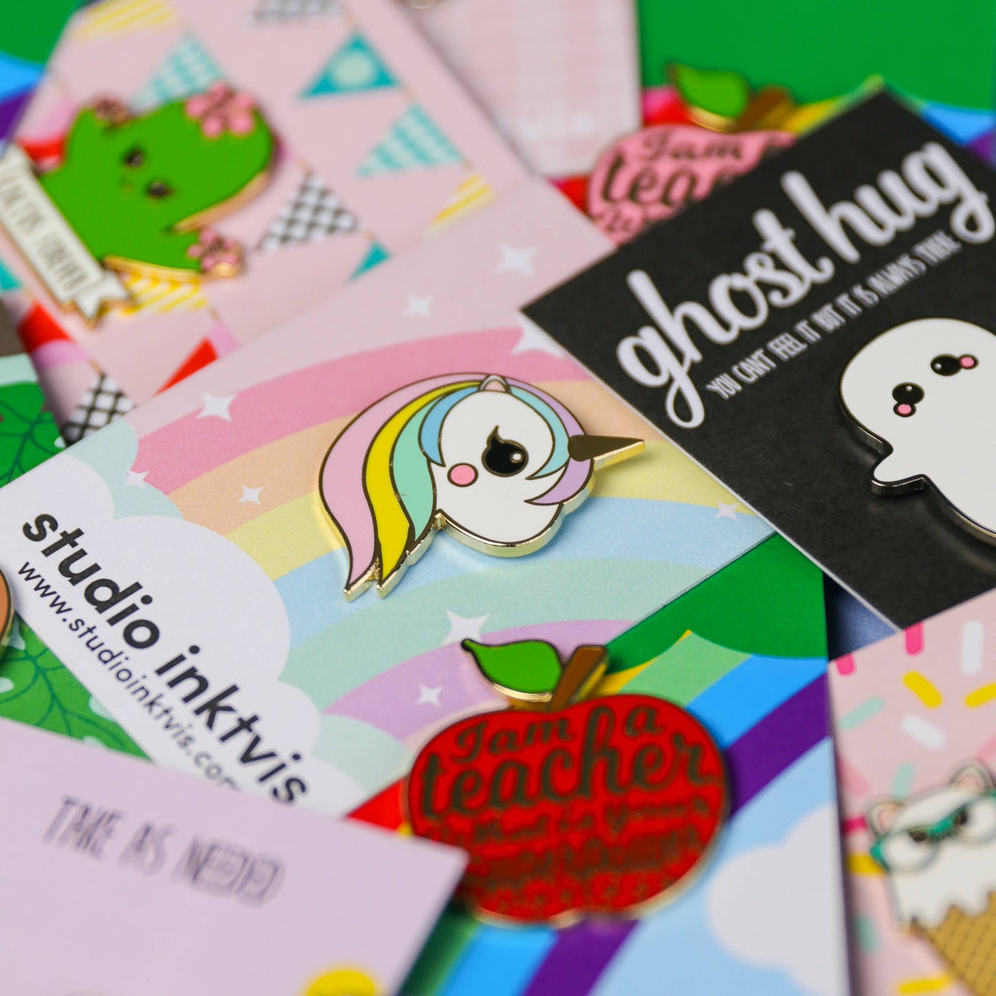 Villem Pin-up märk – Ükssarvik Studio Inktvis